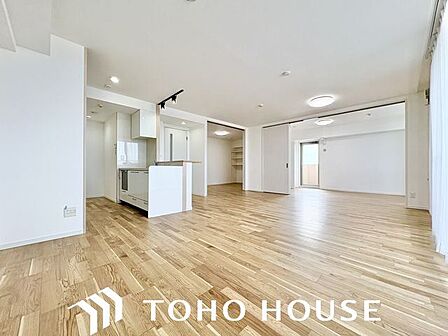 ナチュラルな木目調の床から木のぬくもりを感じられる広々とした20.6帖のリビングルーム。