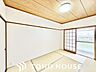 和室：明るい日差しが差し込む空間。美しい街並みと穏やかな住環境でやすらぎの暮らしを叶えます。