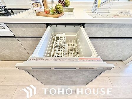 ビルトイン食洗機は作業台が広く使え、見た目もスッキリ。節水や節電も充実して家事の手助けをしてくれます。
