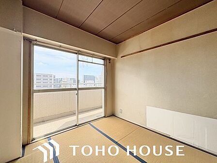 採光の良い和室はのんびりと寛げる空間。