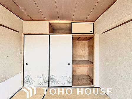 しっかりと奥行きのある押入れ。天袋もあるので、シーズンオフのお洋服やインテリアなども収納いただけます。