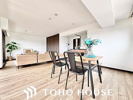 太陽の恵みを一気に受けた明るくあたたかいお住まい。吹きぬける風を感じながら爽やかで風通しの良い暮らし。