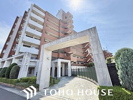 爽やかな青空の下に贅沢なほどに降り注ぐ陽光、豊かな居住性。クオリティが見事に調和した住空間。