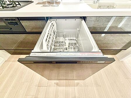 ビルトイン食洗機は作業台が広く使え、見た目もスッキリ。節水や節電も充実して家事の手助けをしてくれます
