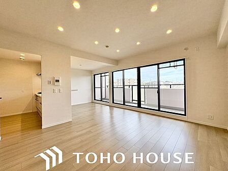 光と風があふれる開放的なリビングダイニング。明るく穏やかな空気のなかで飲んだり、食べたり、笑ったり。