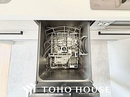 ビルトイン食洗機は作業台が広く使え、見た目もスッキリ。節水や節電も充実して家事の手助けをしてくれます。