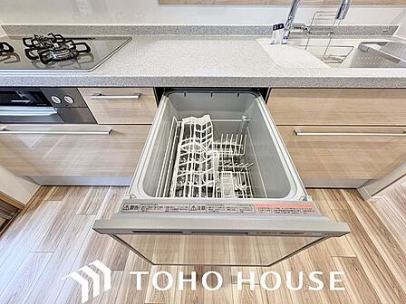 ビルトイン食洗機は作業台が広く使え、見た目もスッキリ。節水や節電も充実して家事の手助けをしてくれます。