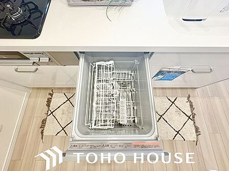 ビルトイン食洗機は作業台が広く使え、見た目もスッキリ。節水や節電も充実して家事の手助けをしてくれます。