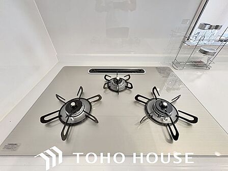 忙しいときでも一度にたくさんの料理が作れる3口コンロ。使い勝手の良さを考えました。