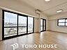室内：光と風があふれる開放的なリビングダイニング。明るく穏やかな空気のなかで飲んだり、食べたり、笑ったり。
