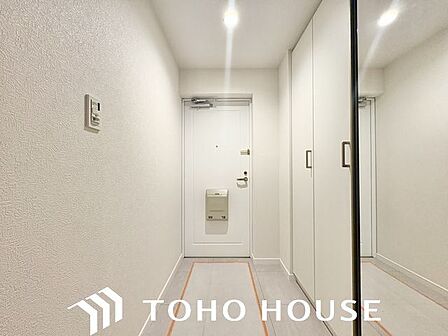 毎日出入りに使う玄関は外出する時は爽やかに、帰宅するときはホッとする落ち着いた空間へ。