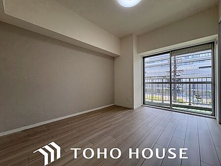 大きな窓からたっぷりと陽光が注がれる明るい空間。一日の疲れを癒してくれる洋室。時を忘れて過ごす空間。