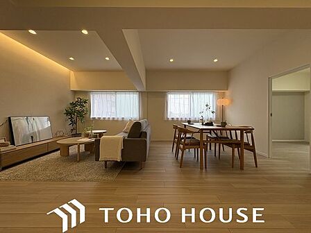 ナチュラルな木目調の床から木のぬくもりを感じられる広々としたリビングルーム。