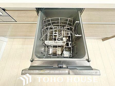 ビルトイン食洗機は作業台が広く使え、見た目もスッキリ。節水や節電も充実して家事の手助けをしてくれます。