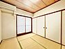 寝室：和室は心落ち着く空間。家族団らんや来客時の客間等々、多目的に活用出来る便利なスペースです。