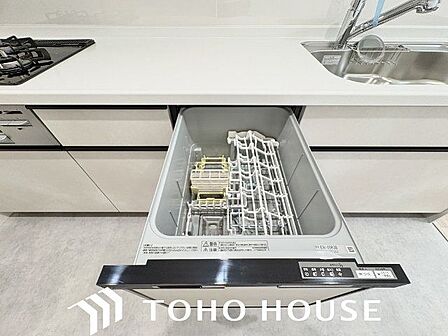 ビルトイン食洗機は作業台が広く使え、見た目もスッキリ。節水や節電も充実して家事の手助けをしてくれます。