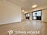 室内：お気に入りのこの場所。いつもと変わらない週末のひととき。なんでもない朝の会話さえもとっておきの時間。