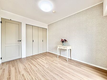 明るい色味の床は、部屋を明るく清潔な印象に見せる効果あり。圧迫感が少くゆったりと感じる事ができます。