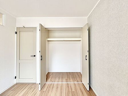 充分な収納スペースを確保。居室内に余計な家具を置く必要がないので、シンプルですっきりとした暮らし。