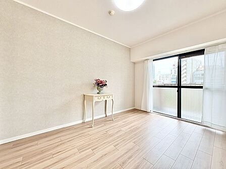 大きな窓からたっぷりと陽光が注がれる明るい空間。一日の疲れを癒してくれる洋室。時を忘れて過ごす空間。
