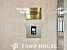 エントランス：オートロック機能付で、安心のセキュリティ。毎日の暮らしを優しくサポートしてくれます。