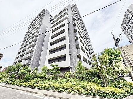 高いデザイン性が人目を引く、重厚感ある佇まい。共用施設も充実、日々の暮らしを快適にサポートします。