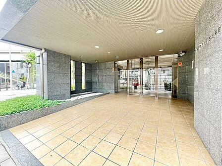 帰宅されるご家族や、訪れる方を優しく迎える・安らぎに満ちた生活空間を予感させてくれます。