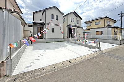 外観:(現地写真)ゆとりの敷地!楽しみ広がる南庭! 外観:(現地写真)ゆとりの敷地!楽しみ広がる南庭!