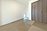 リビング/ダイニング：（和室）和室はお子様の遊び場としても活用できる空間♪