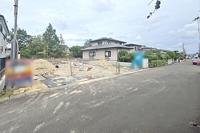 外観：並列駐車最大3台OK♪明るい南面道路で日当たりもGOOD！現地（2026年9月）撮影