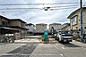 外観：（現地写真）前面道路広く駐車ラクラク！