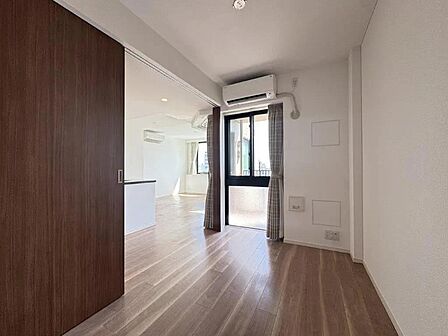 バルコニー部分からの採光が入り明るいお部屋となっております。(南西側洋室)