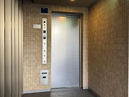 防犯カメラが設置されているエレベーターとなります。