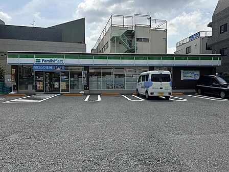 ファミリーマート小豆沢一丁目店まで約140m 徒歩2分