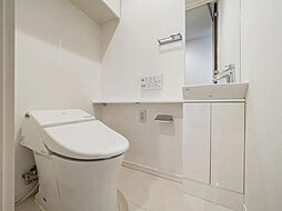 手洗いカウンターのついた清潔感のあるトイレです。