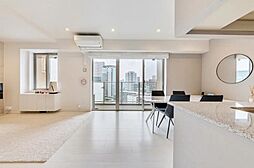 横広のリビング・ダイニングは家具のレイアウトがし易く、開放感あり