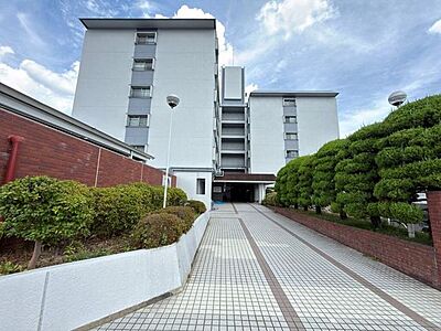 外観：敷地にゆとりのあるマンションです