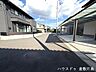 その他：前面道路も広く大きな車も楽々駐車！