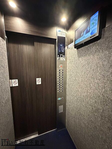 気まずくならないようにモニター付きのエレベーター