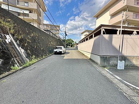 周辺の道は幅員も広く、車通りも少ないので、運転が苦手な方でも落ち着いて車に乗れます♪