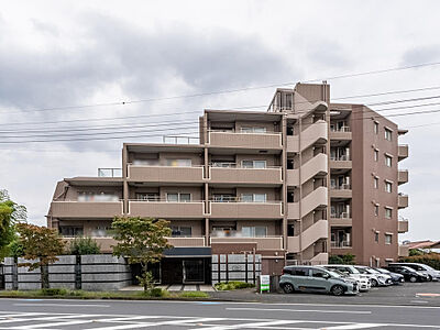 外観:【外観】2003年9月築、RC造地上6階建て・総戸数73戸のマンション。ブラウン系のタイル張りに植栽の緑が映える、落ち着いた外観です。 外観:【外観】2003年9月築、RC造地上6階建て・総戸数73戸のマンション。ブラウン系のタイル張りに植栽の緑が映える、落ち着いた外観です。