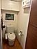 トイレ：綺麗で広々としたトイレはとても快適です。配電盤もトイレに設置で目立たない、設計に配慮された配置