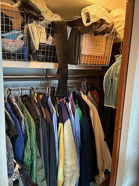 6畳のお部屋のWICは洋服をL字型にかけられるので奥の洋服も楽々取り出し可能です。