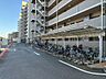 設備：物件備えつけの駐輪場　端から端までかなりの台数が御座います。