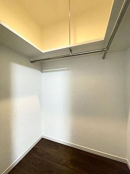 ◇ウォークインクローゼット◇この空間量だからこそのゆったりとした収納スペース、季節ものの衣装や沢山の思い出をしまえるスペースは大変重宝します。お部屋もスッキリし、個室空間を広くお使いいただけます。