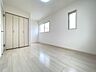 子供部屋：◇洋室◇北側のお部屋ですが、明るく柔らかな光が長時間続くので、勉強や読書など落ち着いて作業するのに最適なお部屋です。お子様のお部屋や趣味部屋にいかがですか。