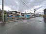 外観：前面道路を含めた現地写真です。