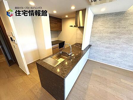 カウンターキッチン越しに会話も楽しめるダイニングキッチン。