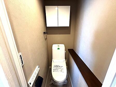 シャワー洗浄機能付のトイレは、清潔感が印象的な空間ですね。