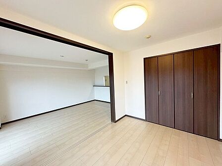 6帖の洋室です!南側のお部屋で明るい日差しが差し込みます!